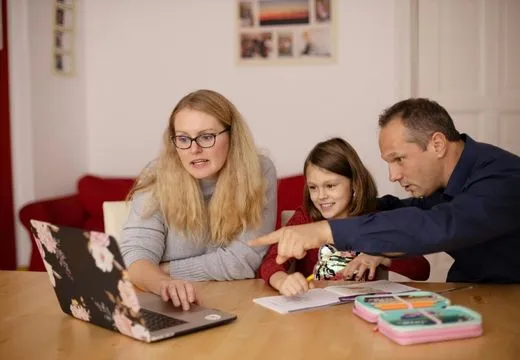 Angehörige unterstützen Eltern bei digitaler Technik